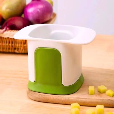 coupe légumes blanc posé sur planche