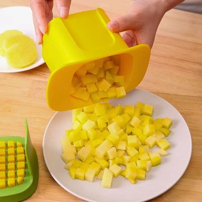 coupe légumes utilisé pour verser les légumes coupés dans une assiette
