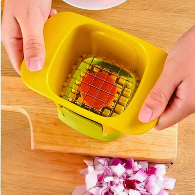 Coupe légumes tenues par une personne pour découper un légume, on voit la grille prête à découper le légume.