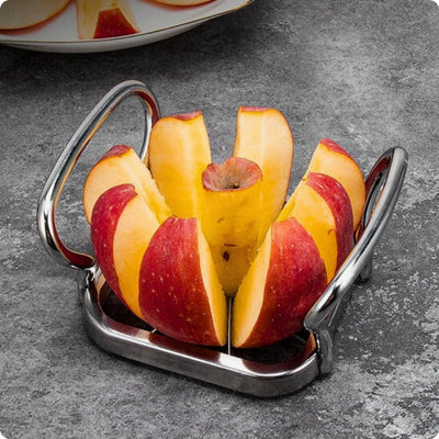 Coupe légumes manuel avec une pomme coupée en quartier .