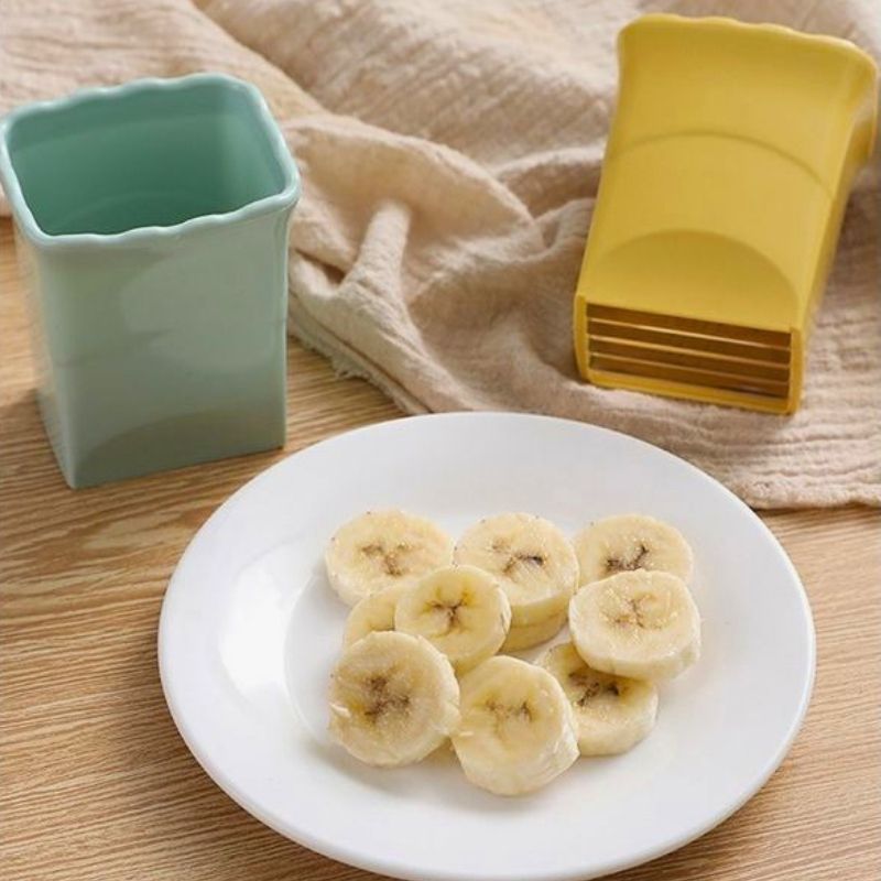 Coupe légumes manuel natur'ine posé à côté d'une assiette de banane