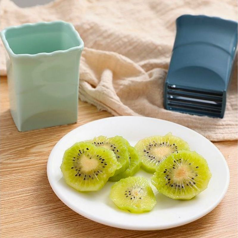 Coupe légumes manuel natur'ine posé à côté d'une assiette de kiwi