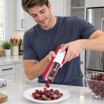 Coupe légumes manuel secur'ine utilisé par un homme pour couper des raisins