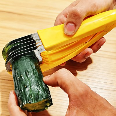 Coupe legumes utilisé pour couper un concombre