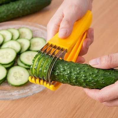Coupe legumes utilisé pour trancher un concombre