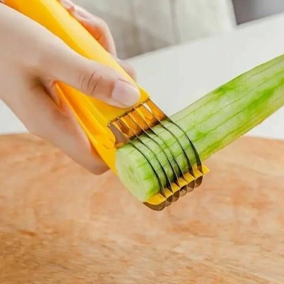 Coupe legumes utilisé pour trancher un légume