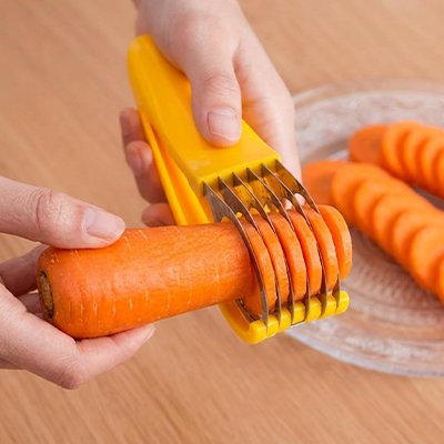 Coupe legumes utilisé pour trancher une carrotte