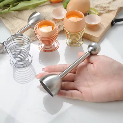 Coupe oeuf à la coque dans une main de femme qui le montre