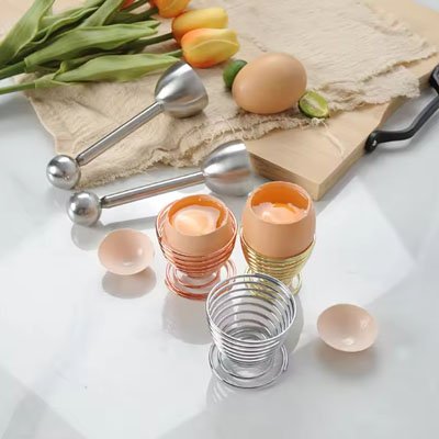Coupe oeuf à la coque présenté sur une table en cuisine
