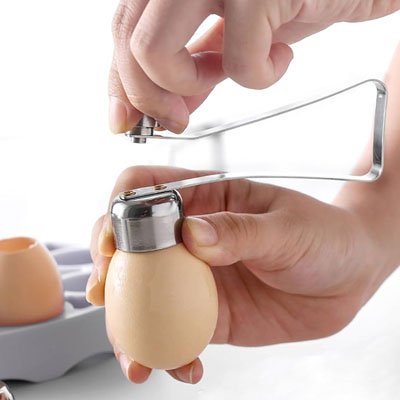 Coupe oeuf coque en action  sur un oeuf