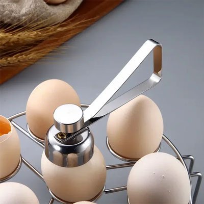 Coupe oeuf coque présenté avec des oeufs en cuisine