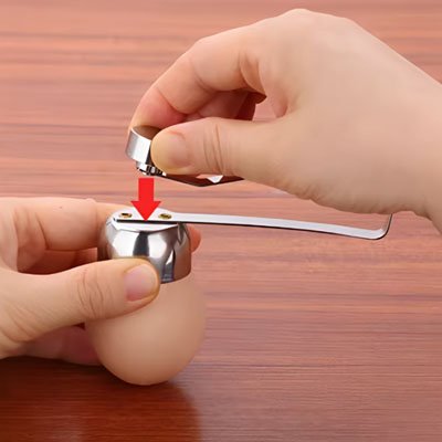 Coupe oeuf  coque utilisé par un homme pour ouvrir un oeuf