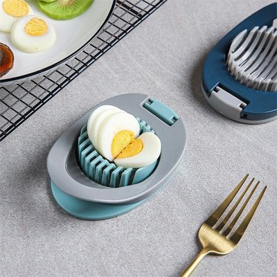 Coupe oeuf dur tranches précis'ine bleu posé sur une table en cuisine 