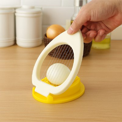 Coupe oeuf dur oval'ine en action pour couper un oeuf dur