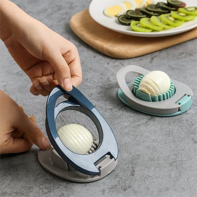 Coupe oeuf dur tranches précis'ine en action qui coupe des tranches d'un oeuf dur