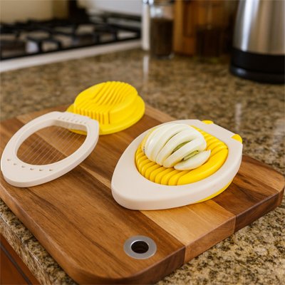 Coupe oeuf dur oval'ine en démonstration sur une table de cuisine