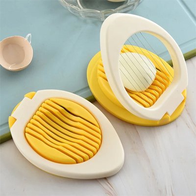 Coupe oeuf dur oval'ine posé sur une table