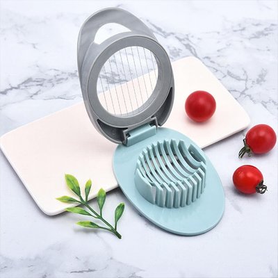 Coupe oeuf dur tranches précis'ine présenté joliment sur une table en cuisine