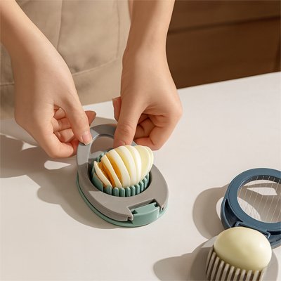 Coupe oeuf dur tranches précis'ine utilisé par une femme en cuisine