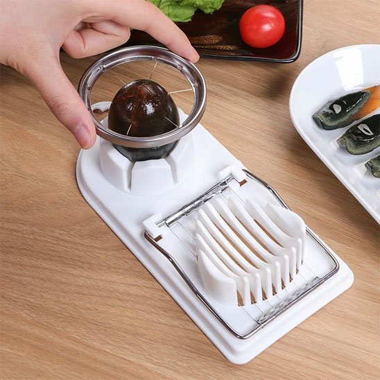 Coupe oeuf​ en démonstration pour couper un oeuf dur