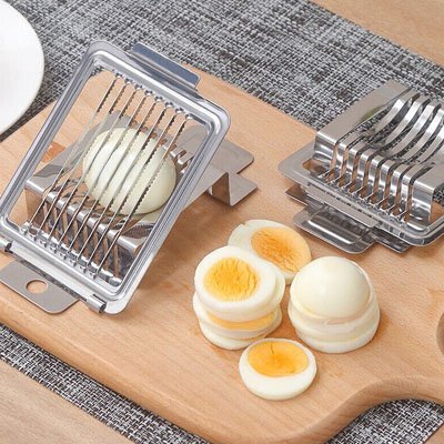 Coupe oeuf posé sur une table avec des oeufs coupés avec
