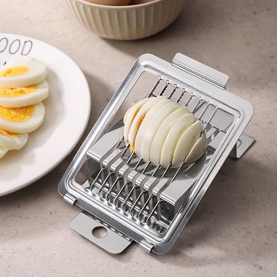 Coupe oeuf posé sur une table en cuisine