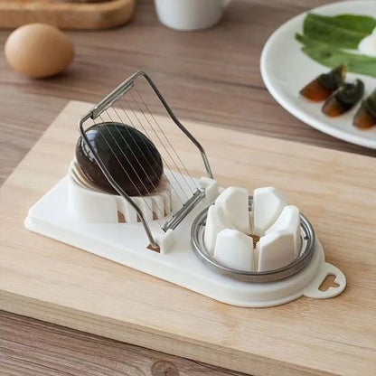 Coupe oeuf​ présenté en blanc sur un table en cuisine