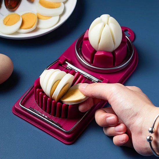 Coupe oeuf​ présenté sur une table pour couper des oeufs durs