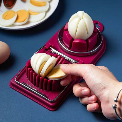 Coupe oeuf​ présenté sur une table pour couper des oeufs durs