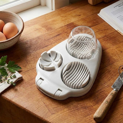 Coupe oeuf trois'ine posé sur une table de cuisine