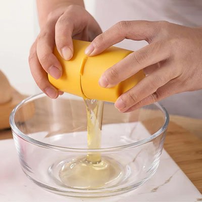 Coupe oeuf utilisé en cuisine par un homme