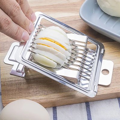 Coupe oeuf utilisé par un homme en cuisine