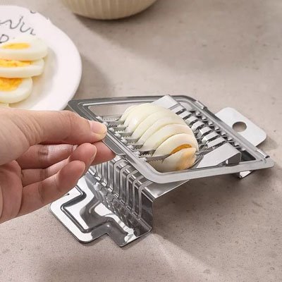 Coupe oeuf utilisé par une personne qui coupe un œuf dure