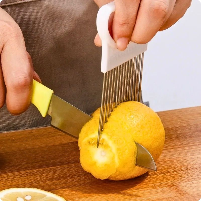 Coupe oignon astuc'ine utilisé pour couper un citron
