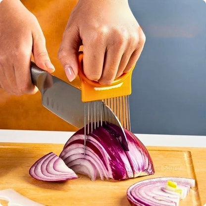Coupe oignon astuc'ine utilisé pour couper un oignon sur une planche