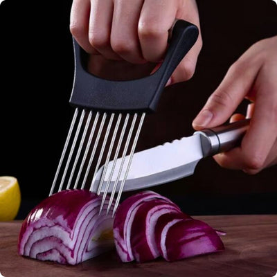 Coupe oignon utilisé par une personne pour couper un demi oignon avec un couteau.