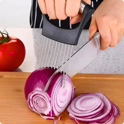 Coupe oignon utilisé par une personne pour couper un oignon entier.