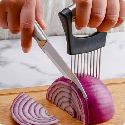 Coupe oignon utilisé par une personne pour couper un demi oignon.