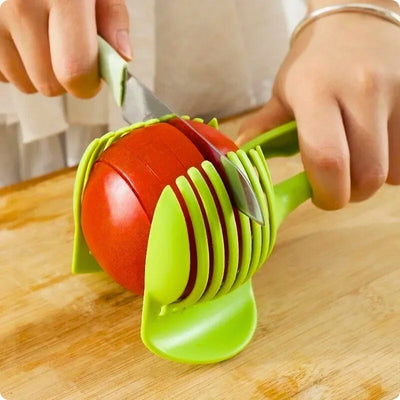 Coupe oignon tranche une tomate.