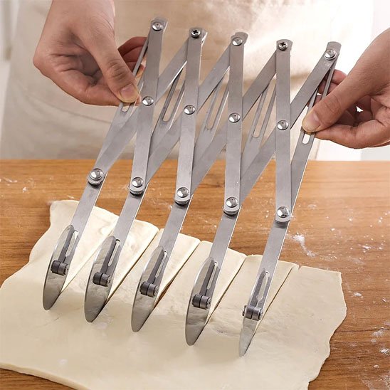 coupe pâte qui découpe de la pâte