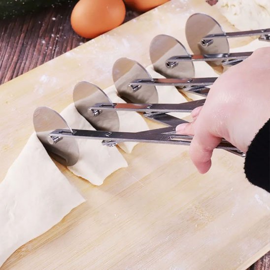 coupe pâte qui est utilisé par une personne en cuisine