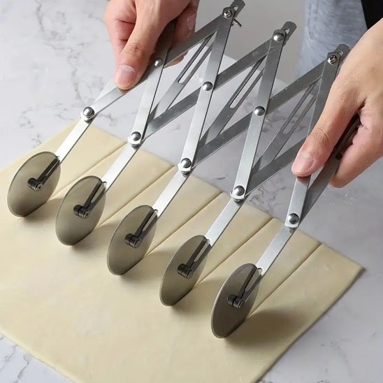 coupe pâte utilisé par une personne pour couper en lamelle