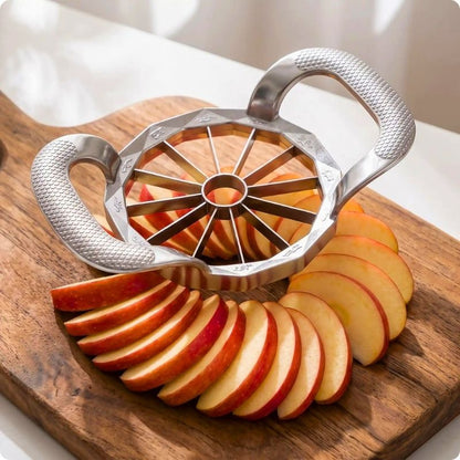 coupe pomme crocq pomm'ine posé sur une planche avec des quartiers de pomme