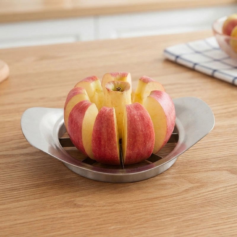 Coupe pomme​ posé sur une table de cuisine