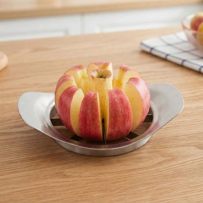 Coupe pomme​ posé sur une table de cuisine