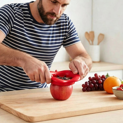 Coupe pomme​ rouge utilisé par un homme en cuisine