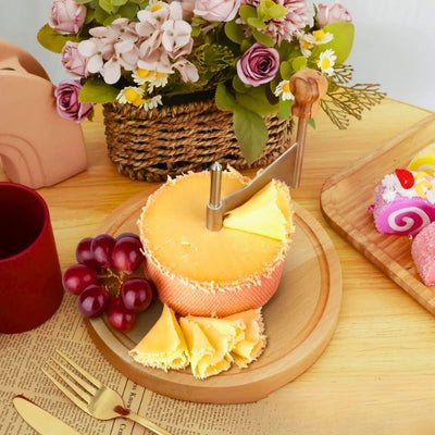 couteau à fromage posé sur table avec fruit