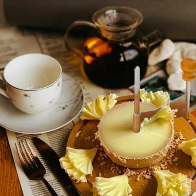 couteau à fromage posé sur table avec tasse café