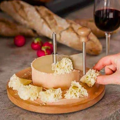 couteau à fromage posé sur table avec personne prend morceau de fromage