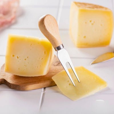 couteaux à fromage setfromag'ine  posé sur un morceau de fromage